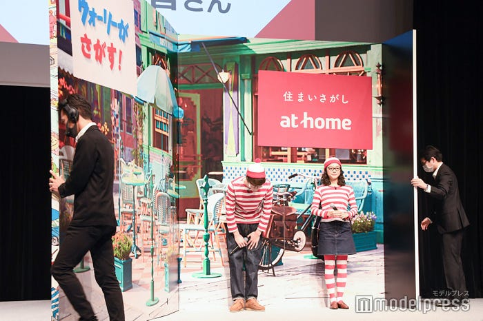 開くと坂口健太郎&古川琴音が登場 (C)モデルプレス