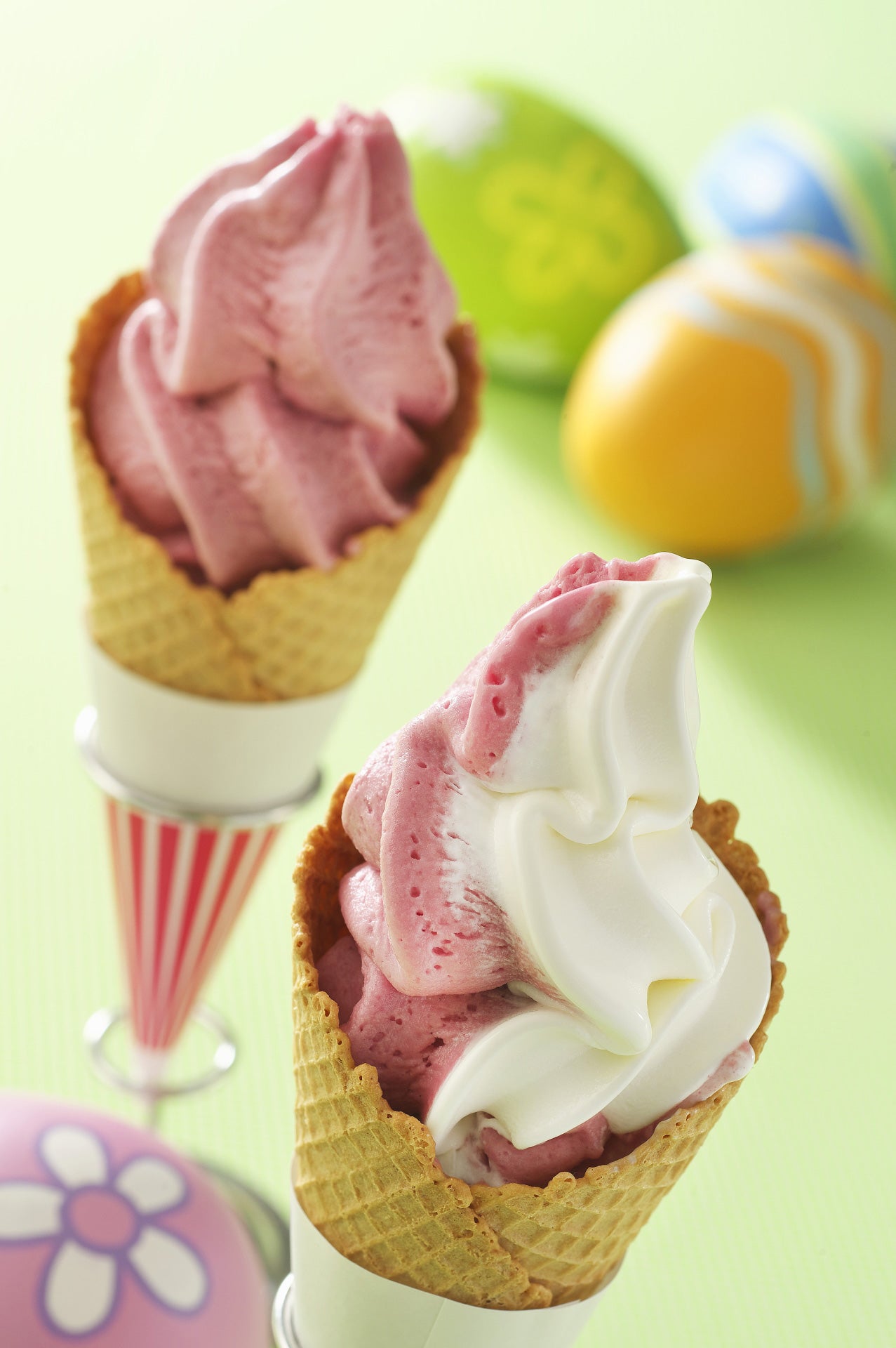 ソフトクリーム（ミックスベリー／ミルク／ミックス）各310円（C）Disney