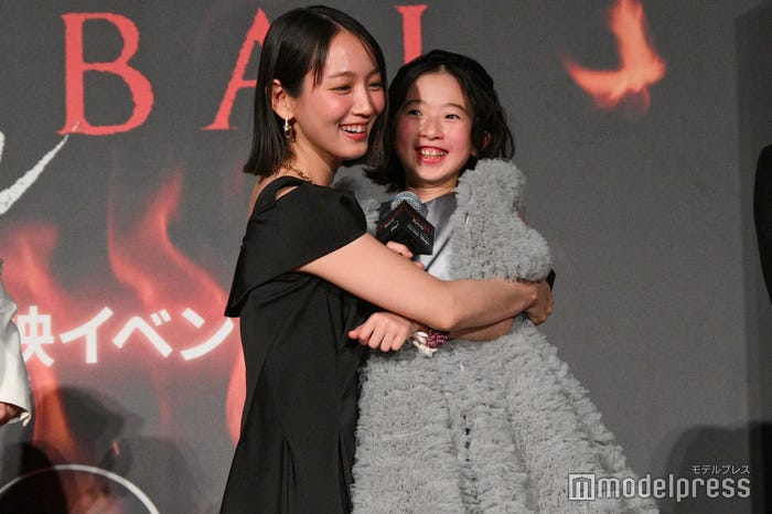 “あの人”から志水心音(右)を守る吉岡里帆(左)(C)モデルプレス