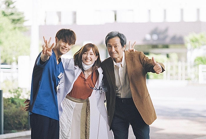 ドラマ ラジハ2 丸山智己 窪田正孝 本田翼 佐戸井けん太が笑顔で肩を組む3ショットを公開 モデルプレス