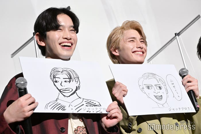 お互いを描き合ったイラストを持って満面の笑みを浮かべる鈴木康介&本田響矢(C)モデルプレス