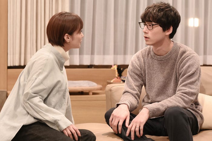 倉科カナ、坂口健太郎/「婚姻届に判を捺しただけですが」第5話より(C)TBS