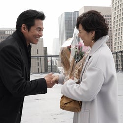 鈴木保奈美 月9 Suits スーツ クランクアップで織田裕二と握手 続編に意欲も モデルプレス