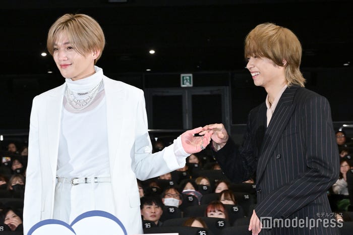 八木勇征のエスコートに照れる中村海人(C)モデルプレス