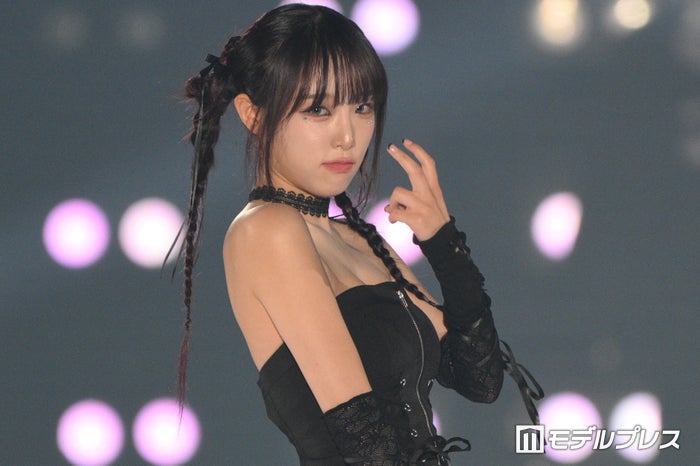 IZ*ONE出身イェナ、輝くデコルテに釘付け 三つ編みヘアでギャップ魅せる【関西コレクション 2024 A／W】