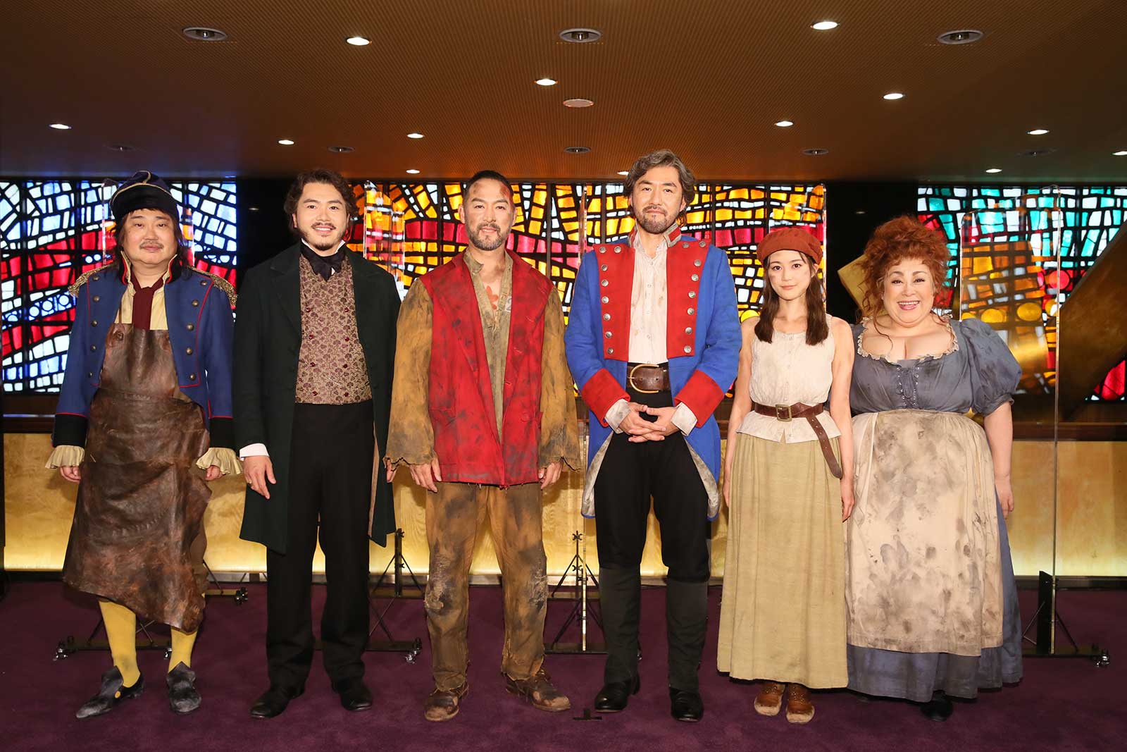 （左から）六角精児、佐藤隆紀、福井晶一、吉原光夫、生田絵梨花、森公美子（提供写真）