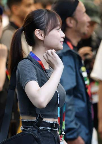 「勝利の女神君臨」W杯取材の人気女優 現地でのオフショットに反響 「メガネかわゆす！」「私服可愛い」