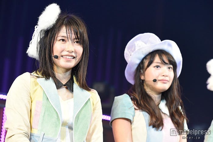 ファンへ決意を語る横山由依(左)/(C)AKS