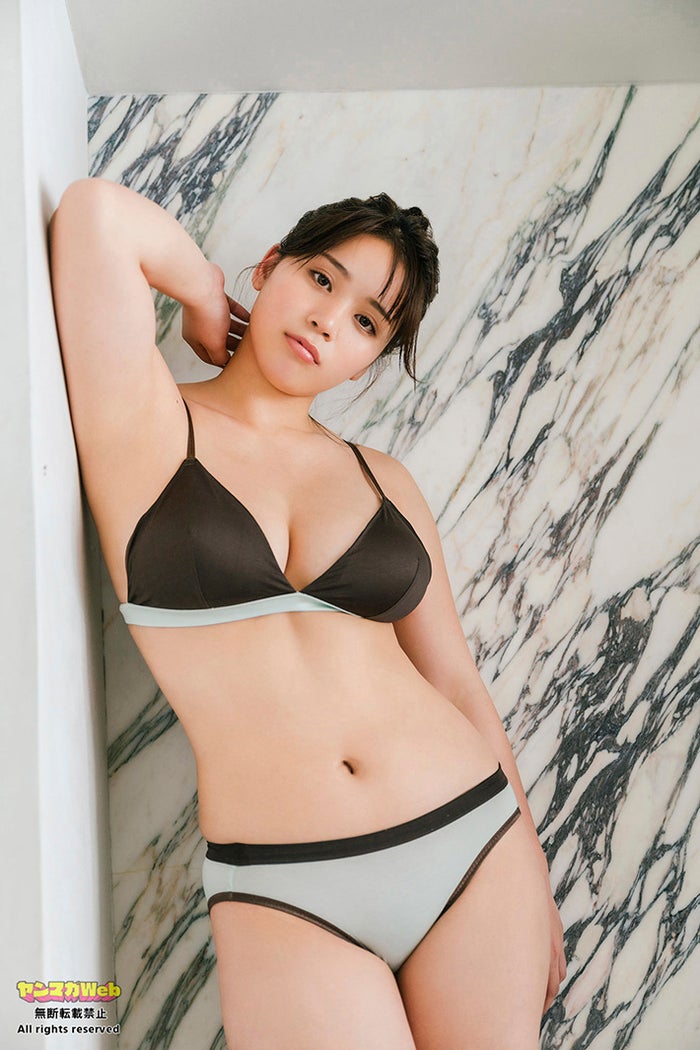 「ミスマガジン2021」山岡雅弥、美谷間くっきりモノトーン水着姿で美ボディ開放