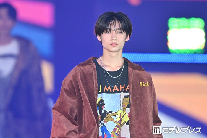 ICEx志賀李玖「ガルアワ」初登場で堂々ランウェイ 秋らしさ全開ブラウンコーデ【GirlsAward 2024AW】