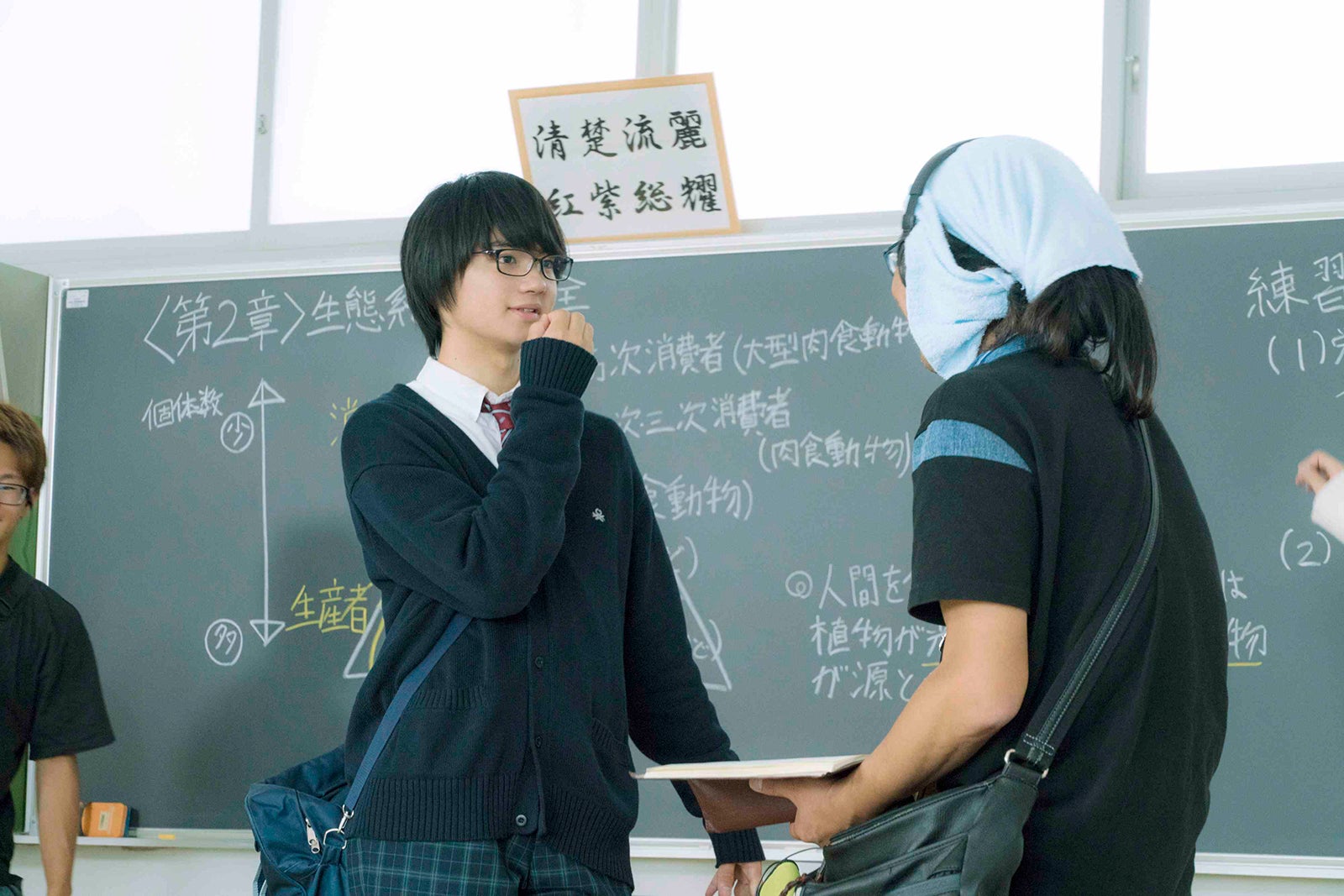 監督と言葉を交わす佐野勇斗（C）2018 映画「３Ｄ彼女　リアルガール」製作委員会　（C）那波マオ／講談社