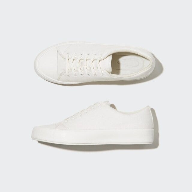 ユニクロ　リラックステーラードジャケット　モノトーン　キレイめカジュアル　EccO　イラスト　キャンバススニーカー