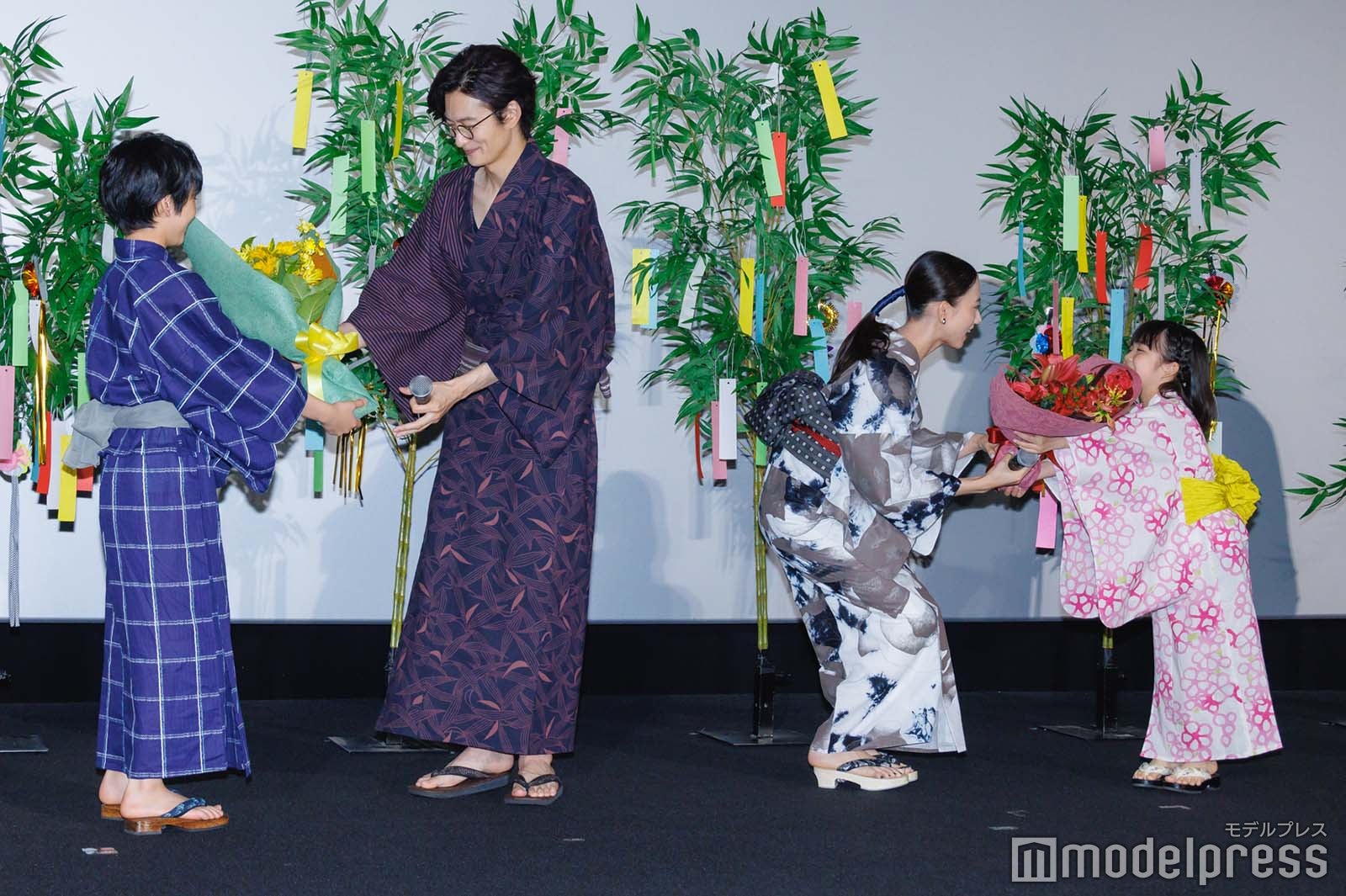 サプライズで花束を受け取る岡田将生＆清原果耶（C）モデルプレス