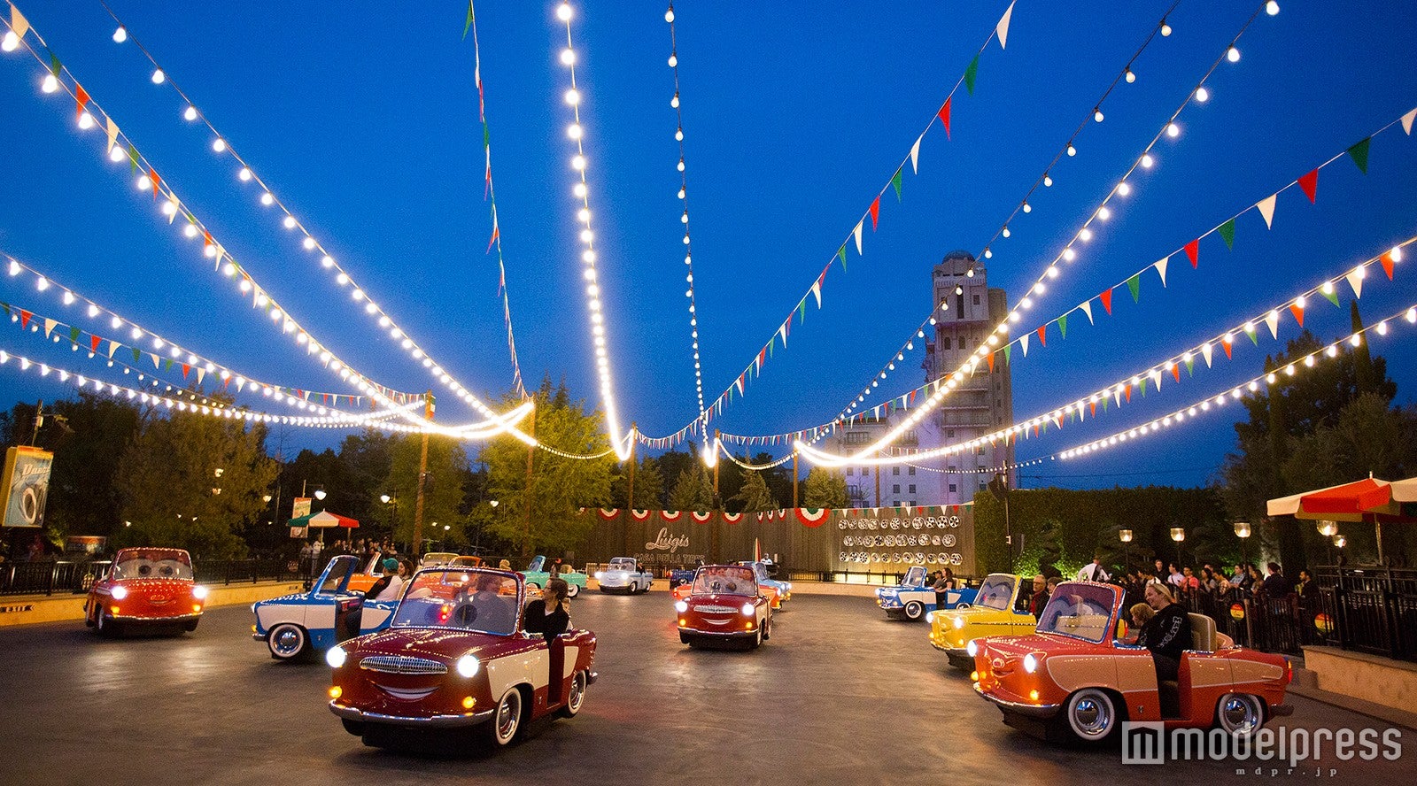 新アトラクション「ルイジのローリッキン・ロードスター」（C）Disney／Pixar