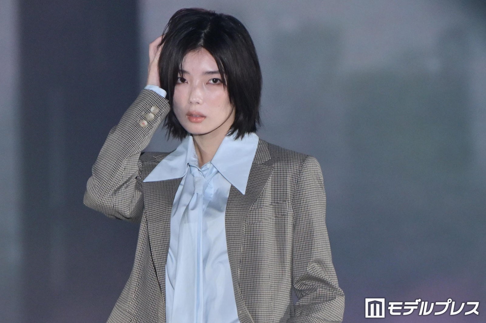 櫻坂46藤吉夏鈴、ジャケット×ハーフデニムでマニッシュに「見惚れた」「スタイル神」とファン悶絶【ガルアワ2026A/W】