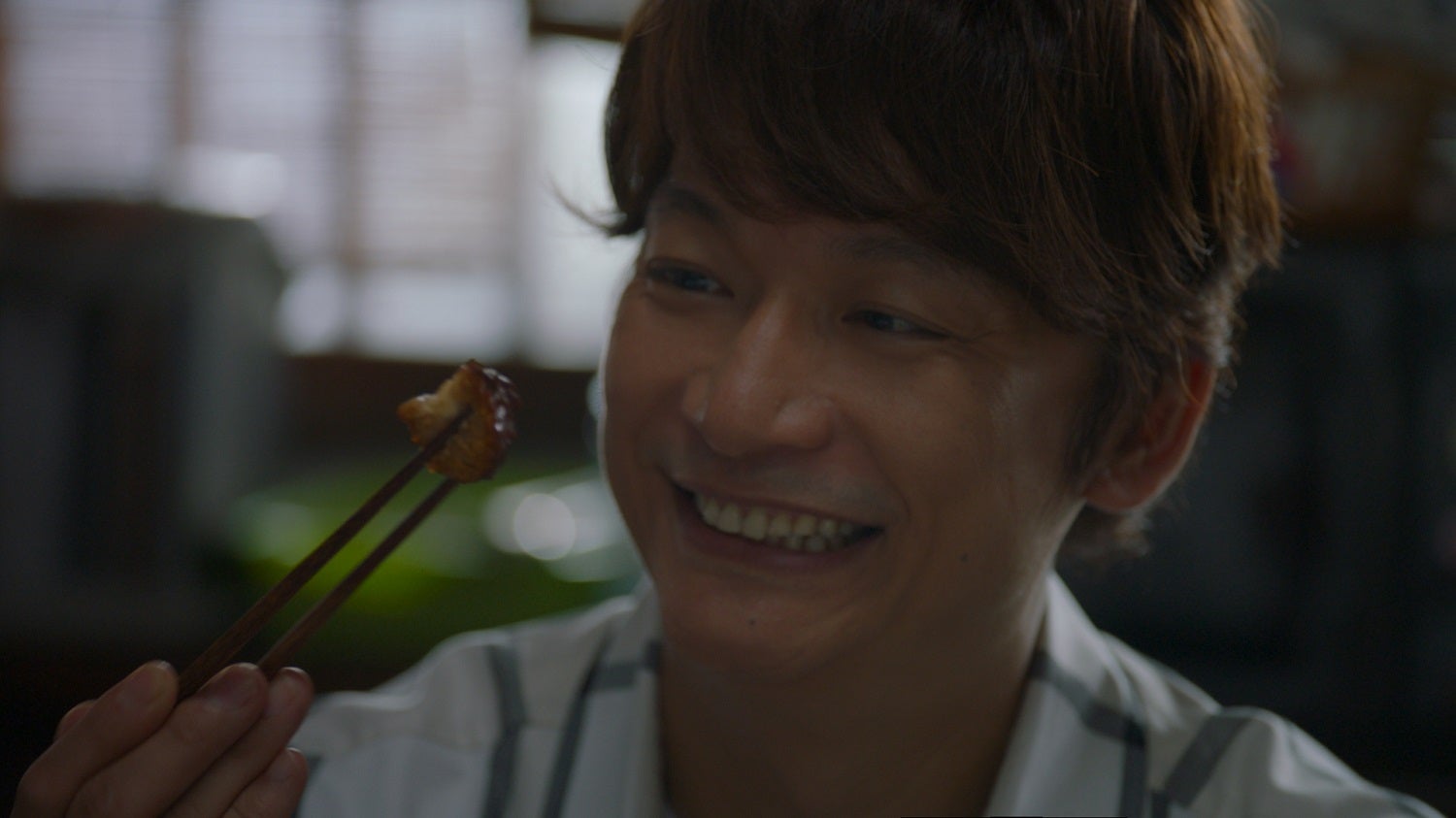 香取慎吾は「とにかく勘がいい」と絶賛の声 “お母さん”の料理を豪快に食べる