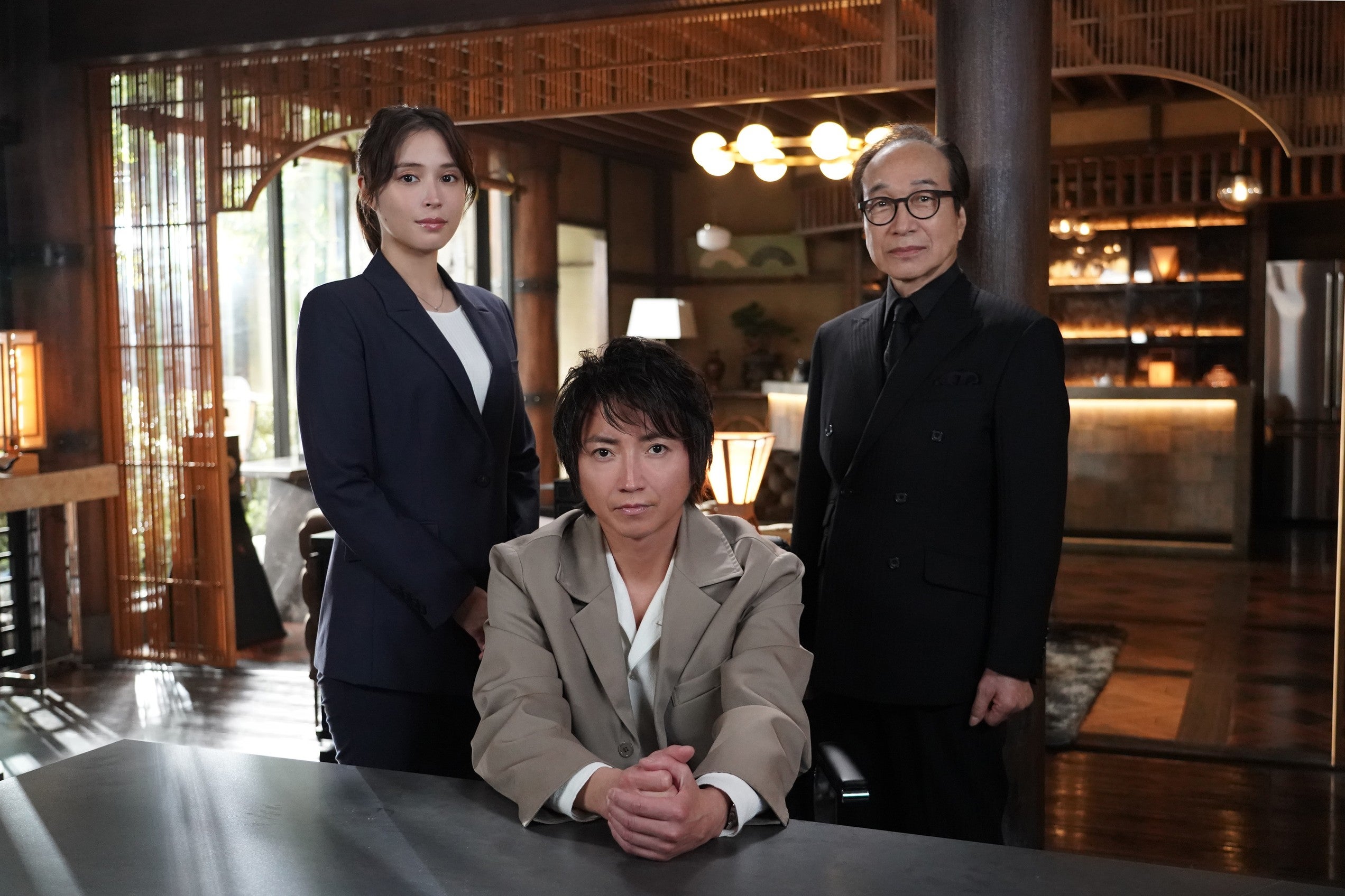 広瀬アリス、藤原竜也、小日向文世（C）フジテレビ