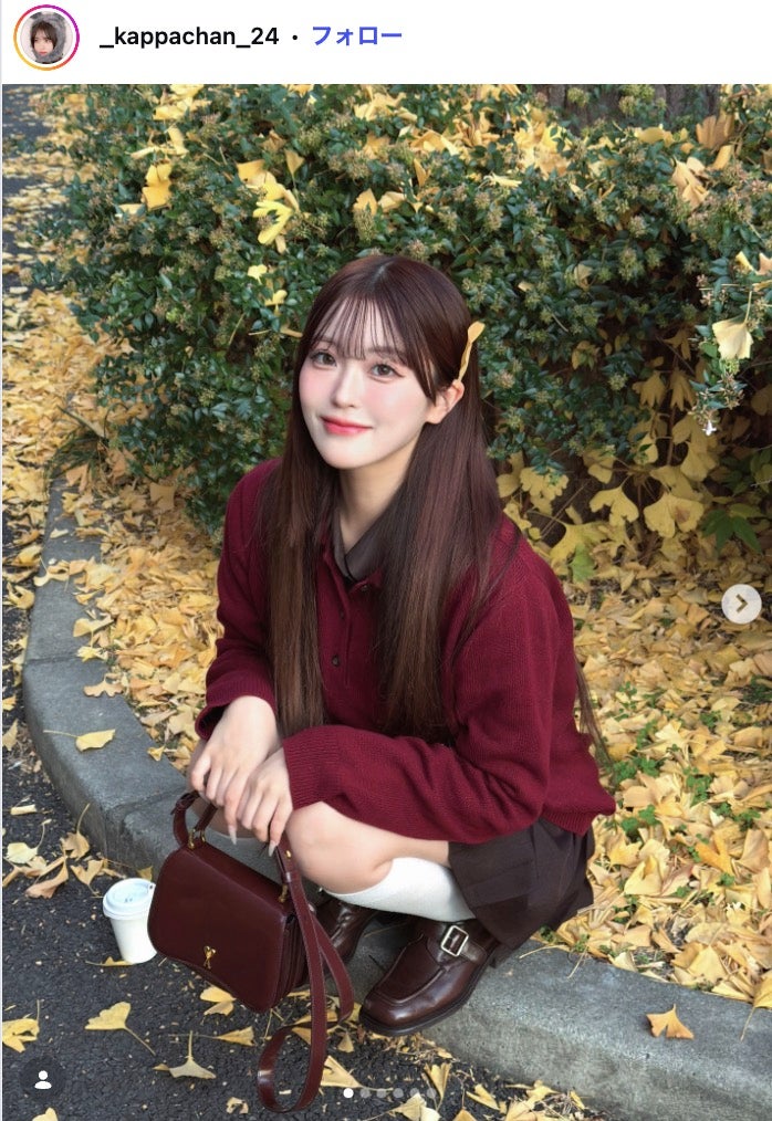 美人インフルエンサー、ミニスカ×ルーズソックス姿で魅了「脚長すぎ」「完璧なプロポーション」