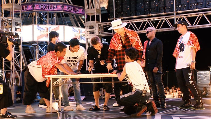 三代目JSB「『居酒屋えぐざいる 10th ANNIVERSARY』LDHオフィシャルファンクラブ会員限定プレオープンイベント」より(画像提供:LDH JAPAN)