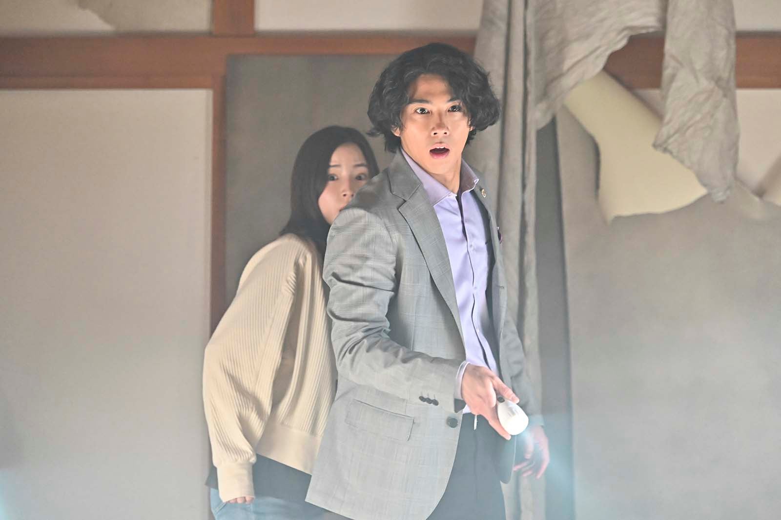 （前から）賀来賢人、蓮佛美沙子「マイファミリー」第4話より（C）TBS