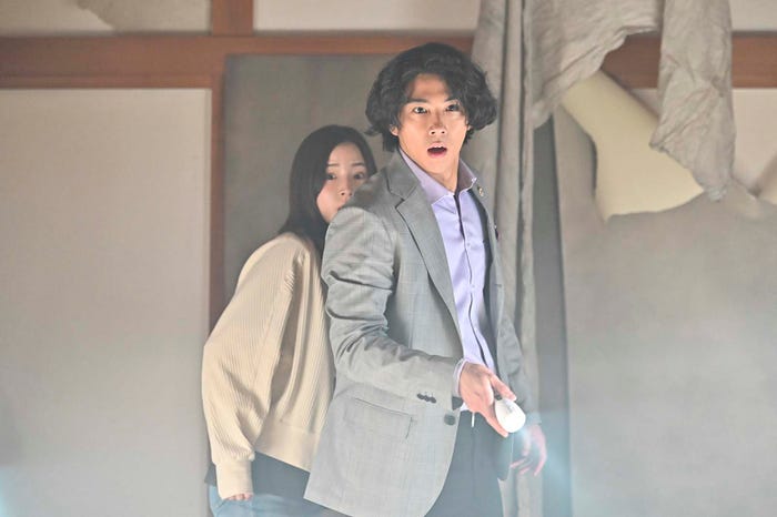 (前から)賀来賢人、蓮佛美沙子「マイファミリー」第4話より(C)TBS