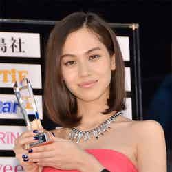 「宝島社 日本ファッションリーダーアワード2012」を受賞した水原希子