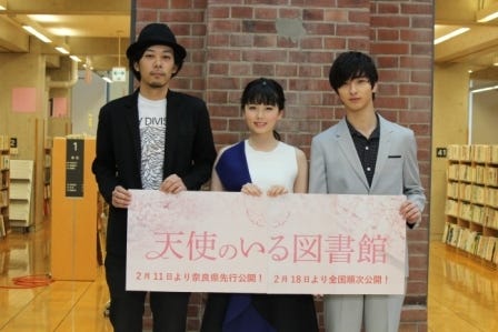 (左から)ウエダアツシ監督、小芝風花、横浜流星