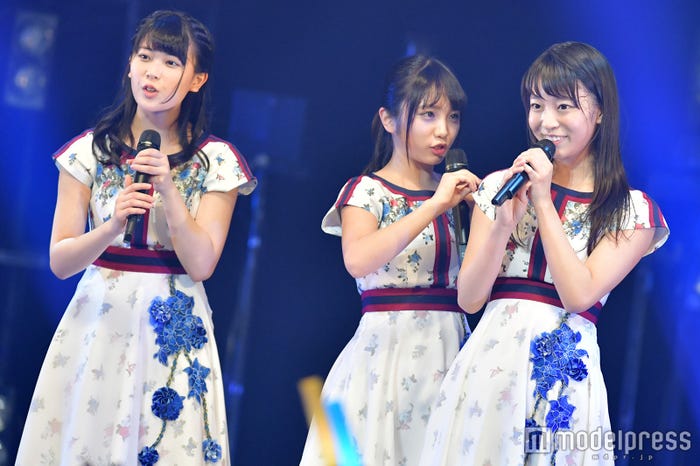 与田ちゃんに半袖を触られて嬉しそうなたまちゃん…(C)モデルプレス