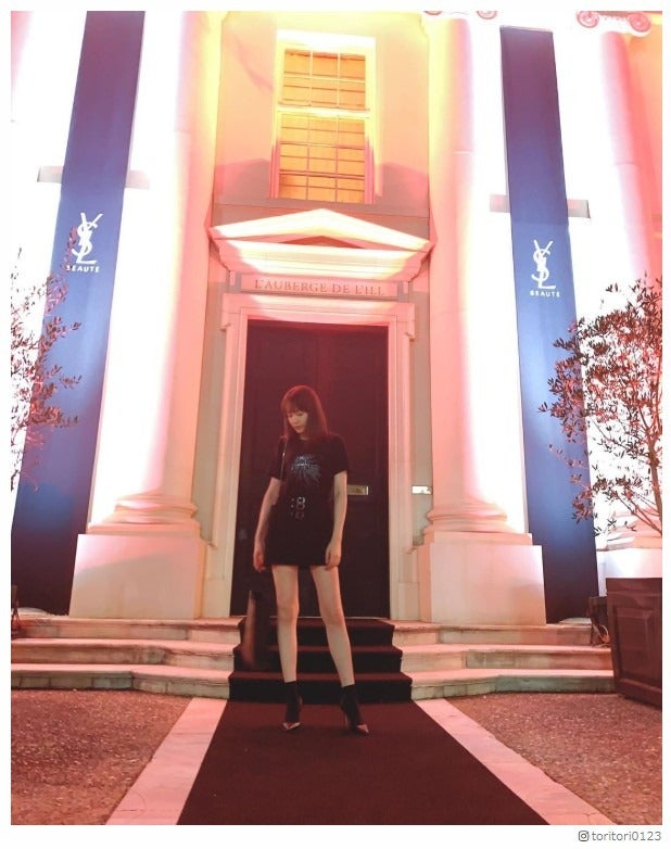 トリンドル玲奈、ミニスカでスラリ美脚披露「本当に憧れ」の声