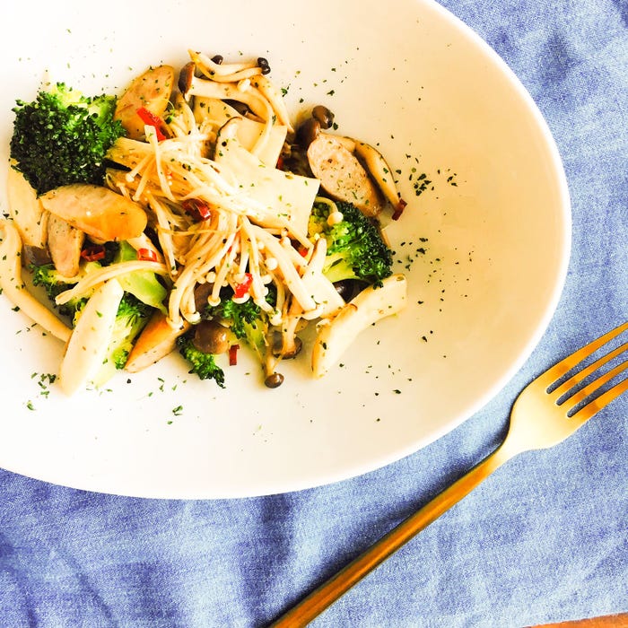 3種のきのこでヘルシーに!時短で出来る「きのこのペペロンチーノ」【トレンドレシピ】/画像提供:柏原歩