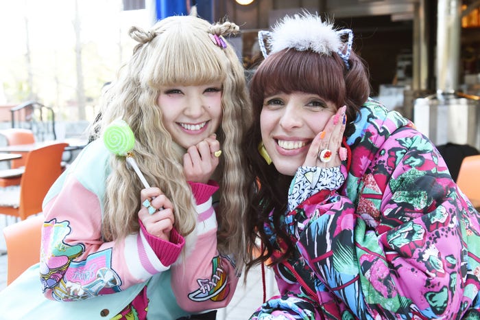 ドラマ「レンタルの恋」で原宿系ド派手ファッションを披露した剛力彩芽、IVAN(C)TBS