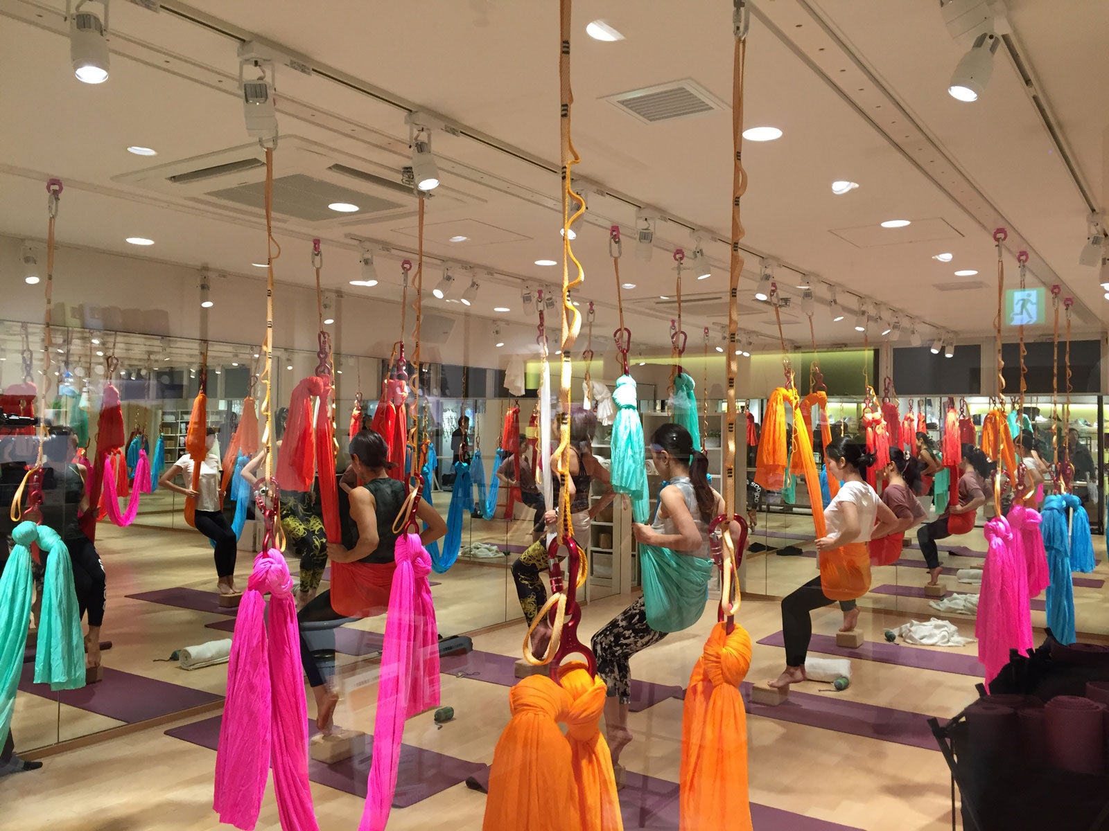 ヨガスタジオの様子／画像提供：株式会社メガスポーツ