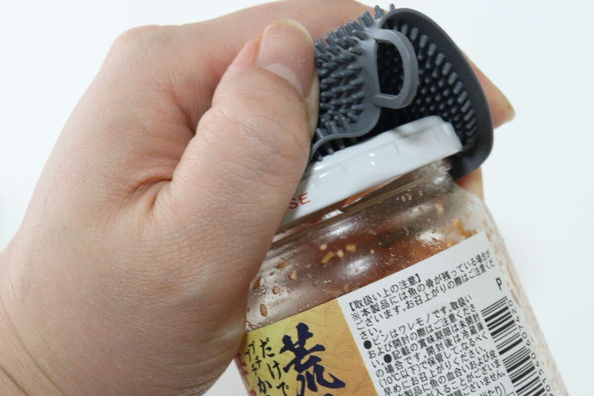 ダイソー　フタも開けられるシリコーンキッチンブラシ　フタを開ける