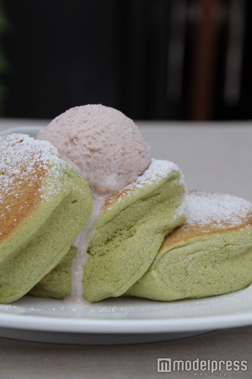 有機抹茶の小倉バターパンケーキ 黒蜜添え1,280円（税込）／画像提供：エーステクノロジー