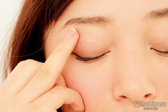 ピンクパールのハイライトカラーで一気に明るく/モデル吉田理紗(画像提供:「Ray」5月号、主婦の友社)