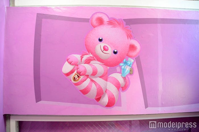 階段にも可愛いスフレが(C)モデルプレス/(C)Disney