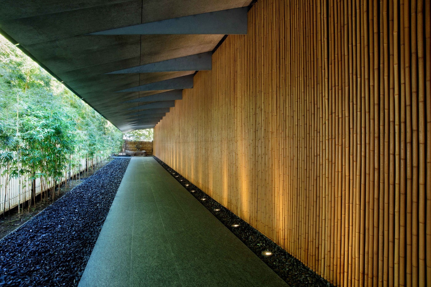 正門からのアプローチ／提供画像