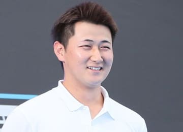 オリックス・紅林が結婚披露宴 同僚がずらっと並んで新郎新婦と記念撮影 引き出物？に反響「気になる～」「素敵な写真」