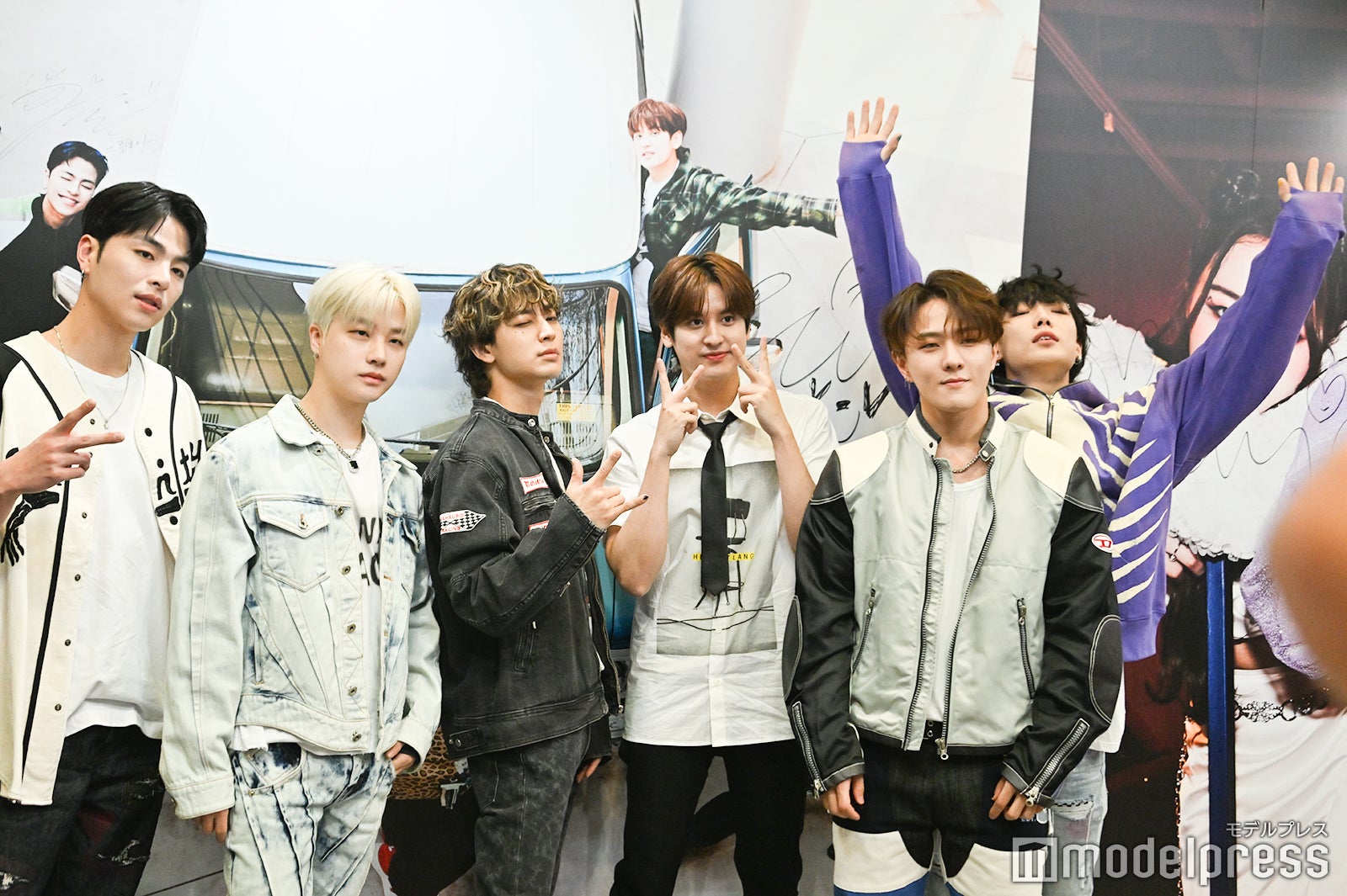 写真撮影するiKON（C）モデルプレス