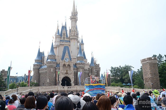 ディズニー夏祭り 一緒に踊って楽しい ミッキー音頭 ラストにはサプライズ演出も モデルプレス