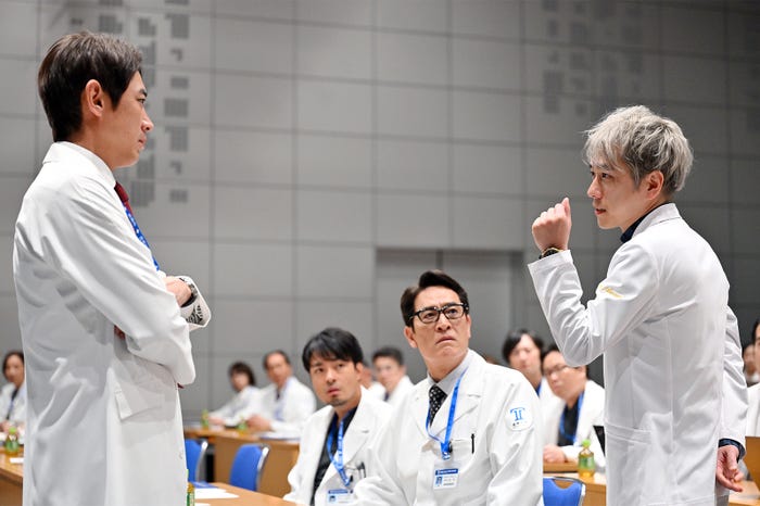 小泉孝太郎、二宮和也「ブラックペアン シーズン2」第2話より(C)TBS