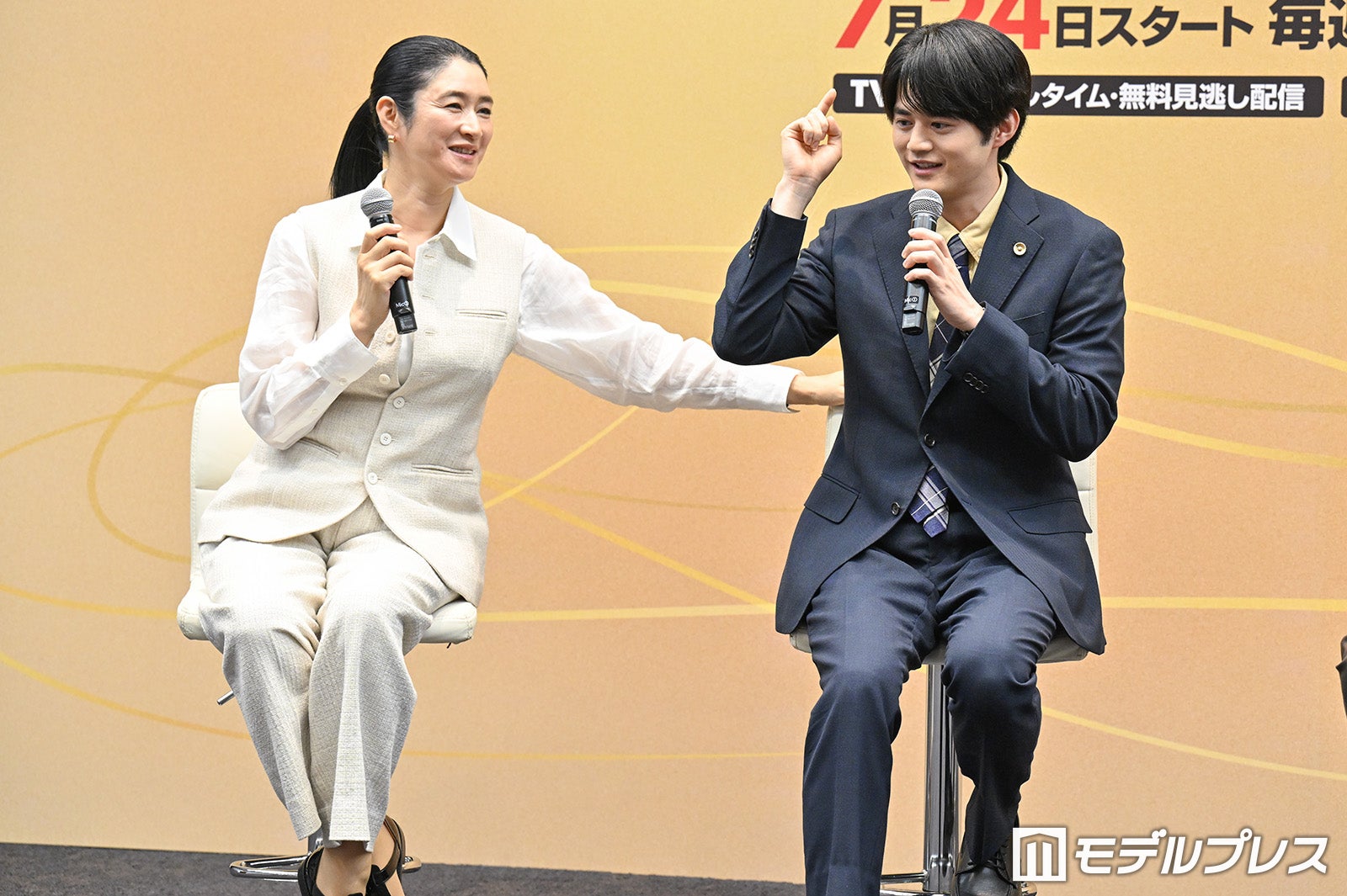 小雪、鈴鹿央士（C）モデルプレス