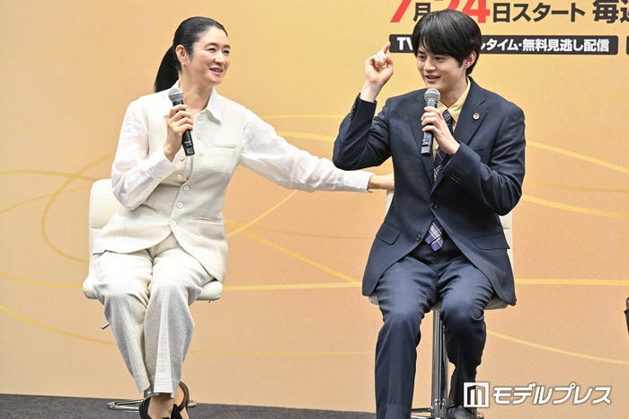小雪、鈴鹿央士(C)モデルプレス
