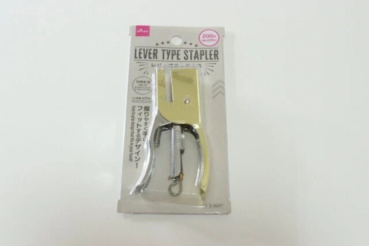 ダイソーレバー式ホッチキス(ゴールドカラー)のパッケージ ダイソーレバー式ホッチキス(ゴールドカラー)のパッケージ