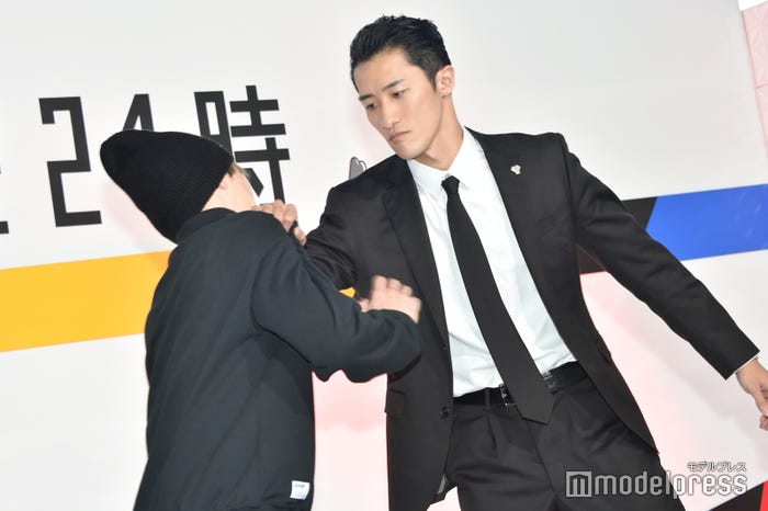 キレッキレのアクションを披露した岩本照(C)モデルプレス