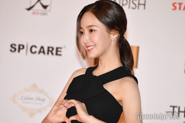 ハートを作るパク・ミニョン (C)モデルプレス