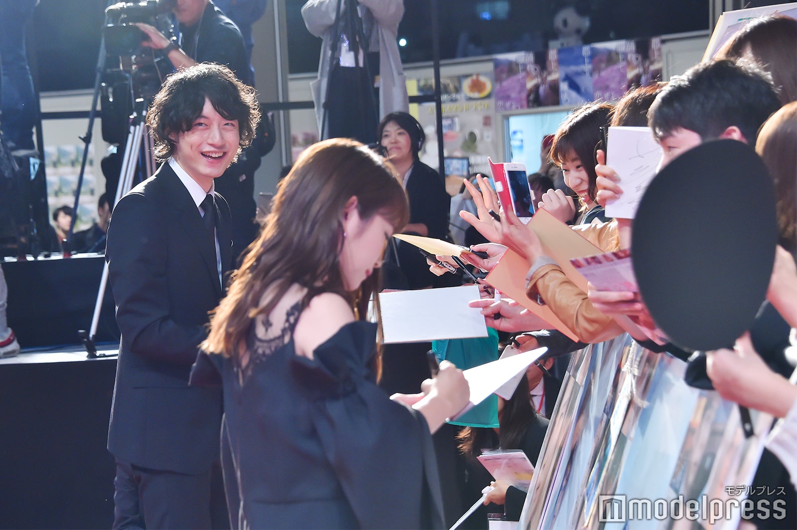 坂口健太郎（奥）（C）モデルプレス