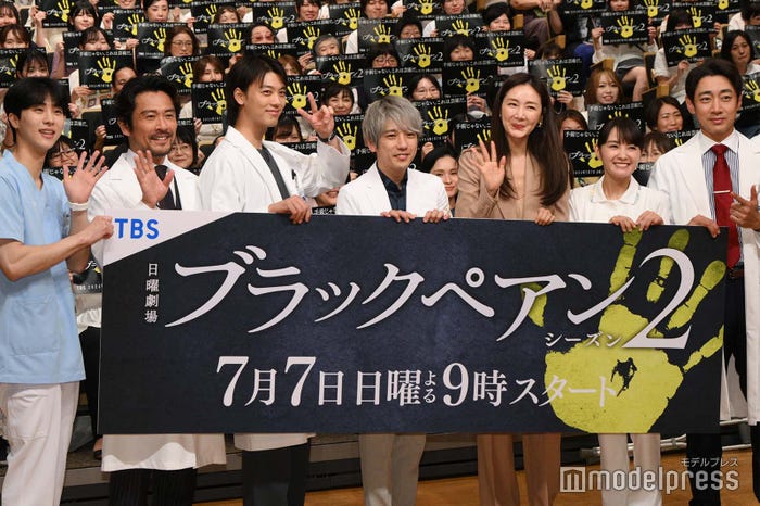 (左から)キム・ムジュン、内野聖陽、竹内涼真、二宮和也、チェ・ジウ、葵わかな、小泉孝太郎(C)モデルプレス