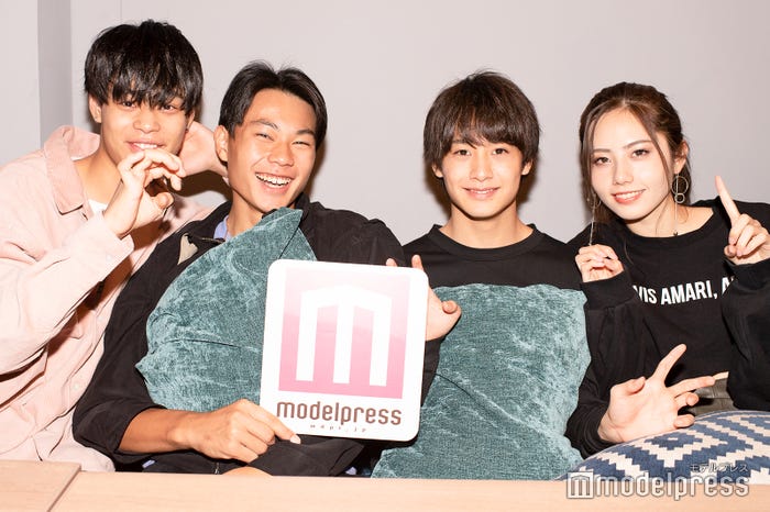 「modelpress」の「o」と言ってポーズを決めてくれたゆいと(竹内唯人)、Kaya、ひろむ(黒田昊夢)、いと(宮瀬いと) (C)モデルプレス