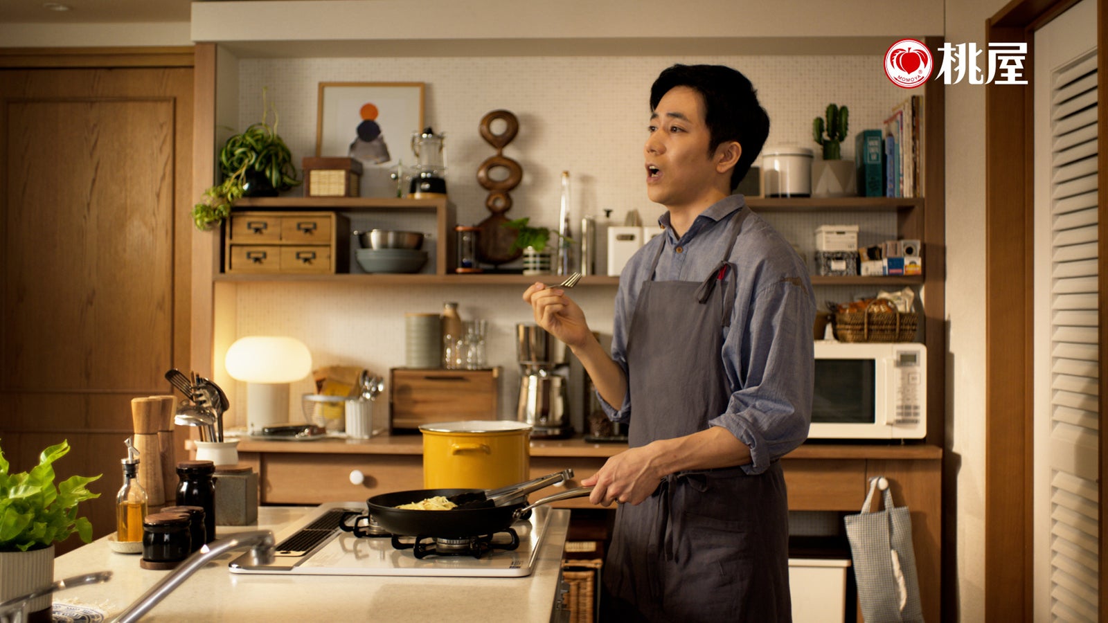 新CM「きざみにんにくで味キマる〜！」篇より（提供写真）